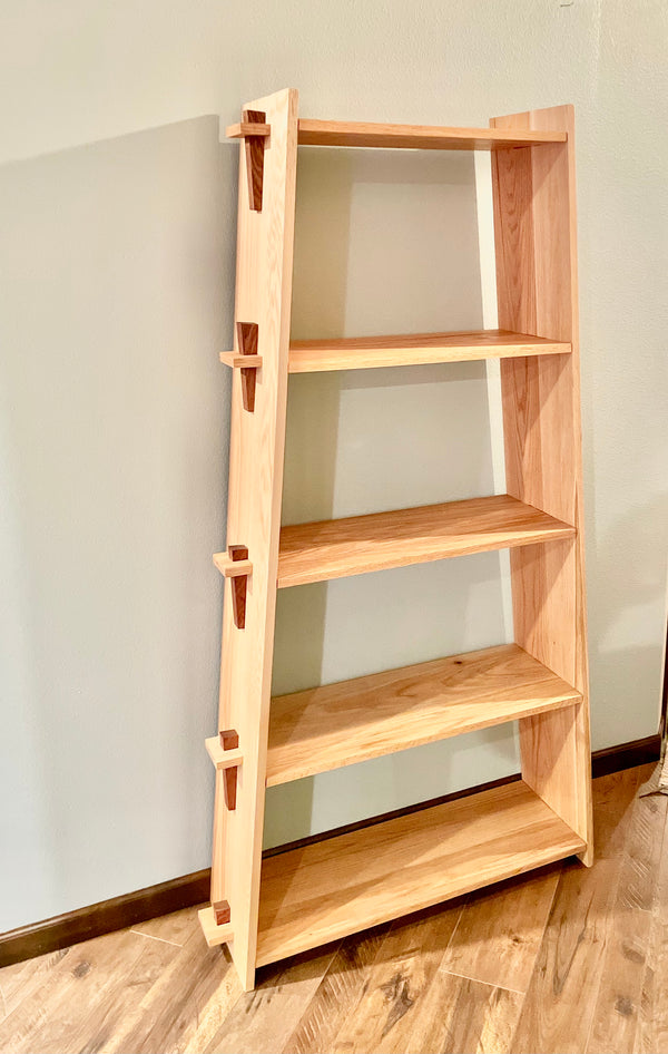 Lutande Bookshelf